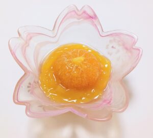 銀座千疋屋銀座まるごとみかんぜりぃ　桜の花びら型の器に盛りつけた画像