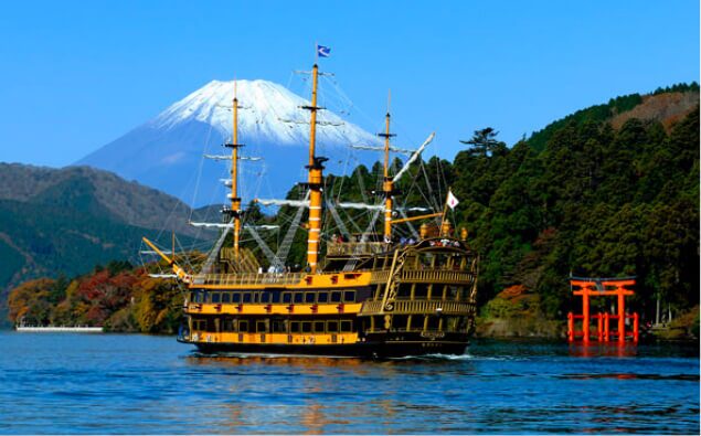 芦ノ湖　海賊船　遊覧船　違い